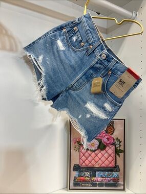 🔥🔥 Levi's High Rise Distressed Blue Denim Shorts brand new size 26
